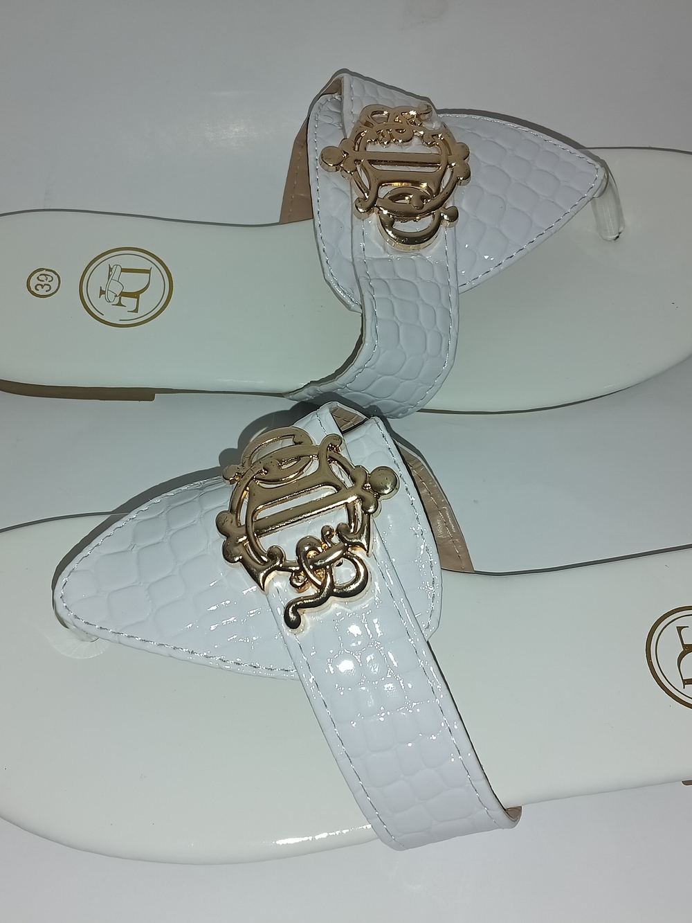 White Women's Thong Sandals with Gold Emblem.new With Box.Size 39 US :8.5 - Picture 4 of 4